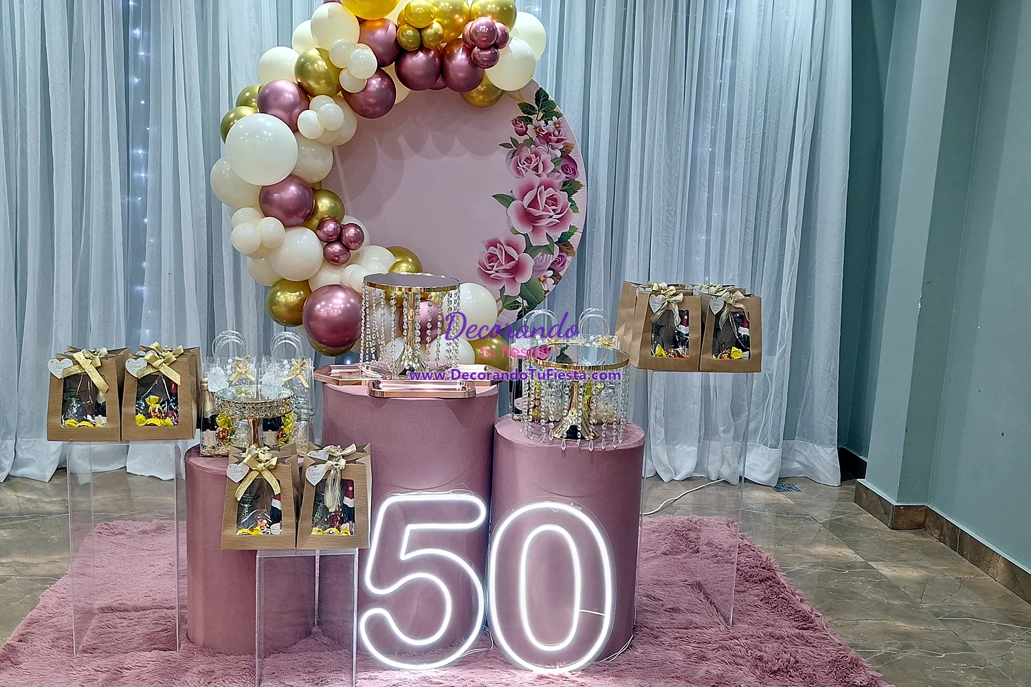 Decoración de cumpleaños de 50 años en rosa, blanco y dorado