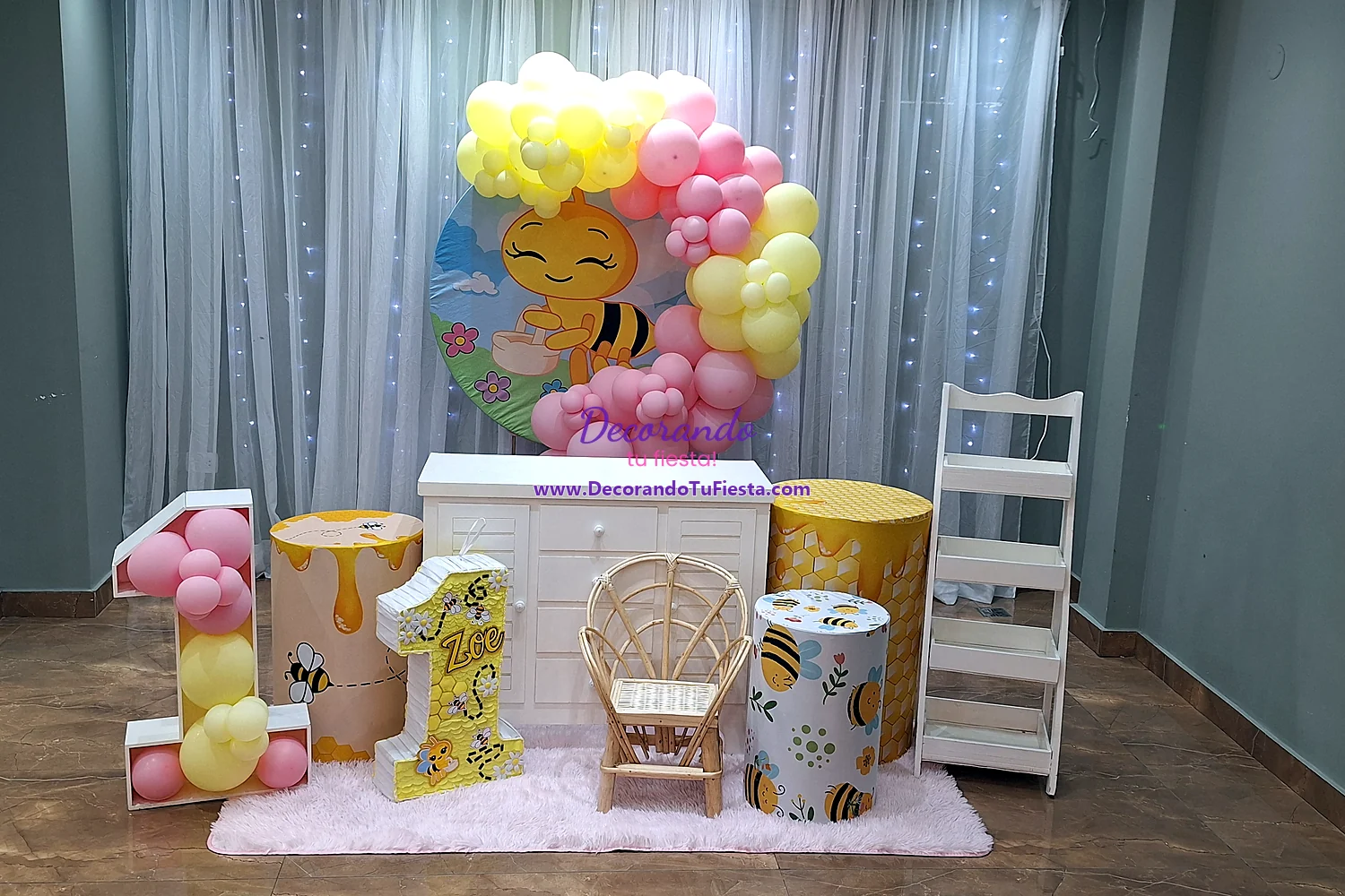 Decoración de cumpleaños de abejita en amarillo, rosa y blanco