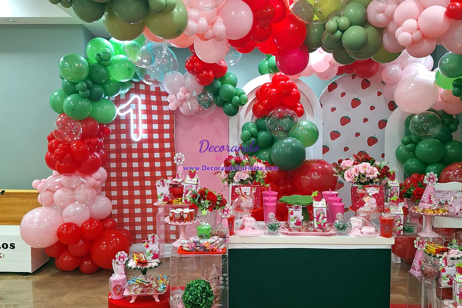 Vista principal de cumpleaños de Frutillita en rojo y verde oliva