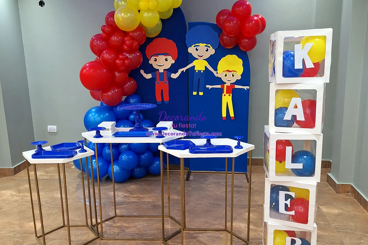 Vista principal de cumpleaños infantil en rojo, amarillo y azul