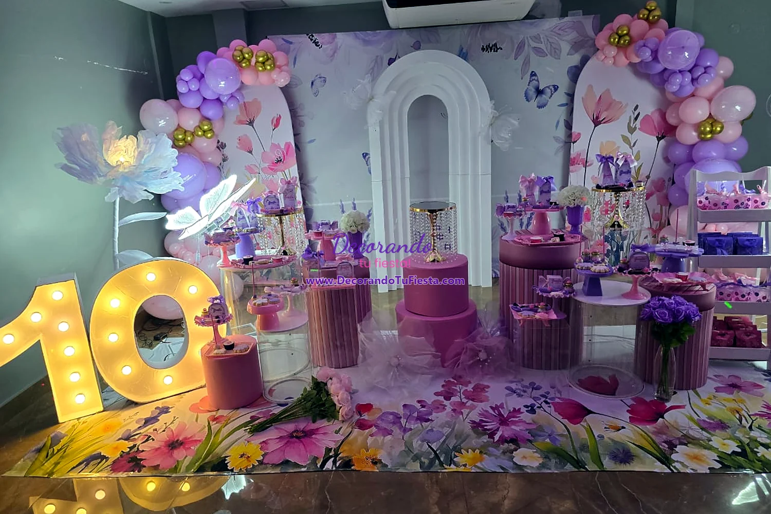 Vista principal de cumpleaños con mariposas y flores