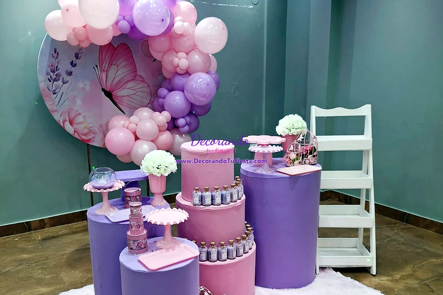 Decoración de cumpleaños de mariposas en tonos rosa y lila