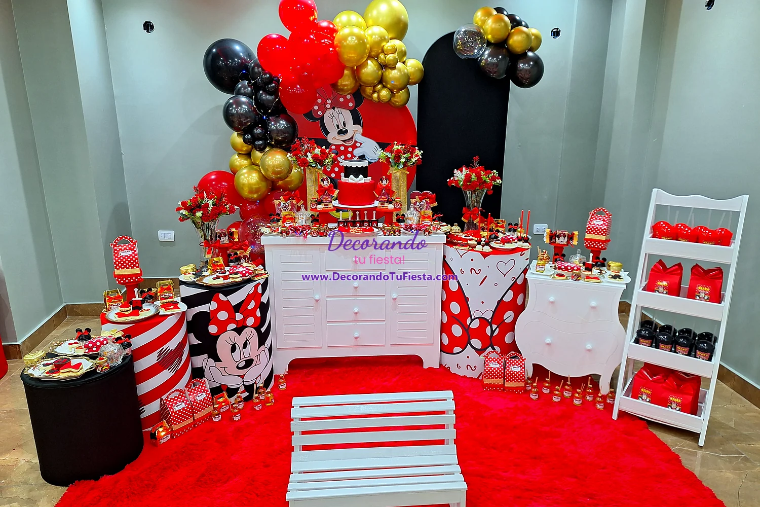 Vista principal de cumpleaños de Minnie en rojo, negro y dorado