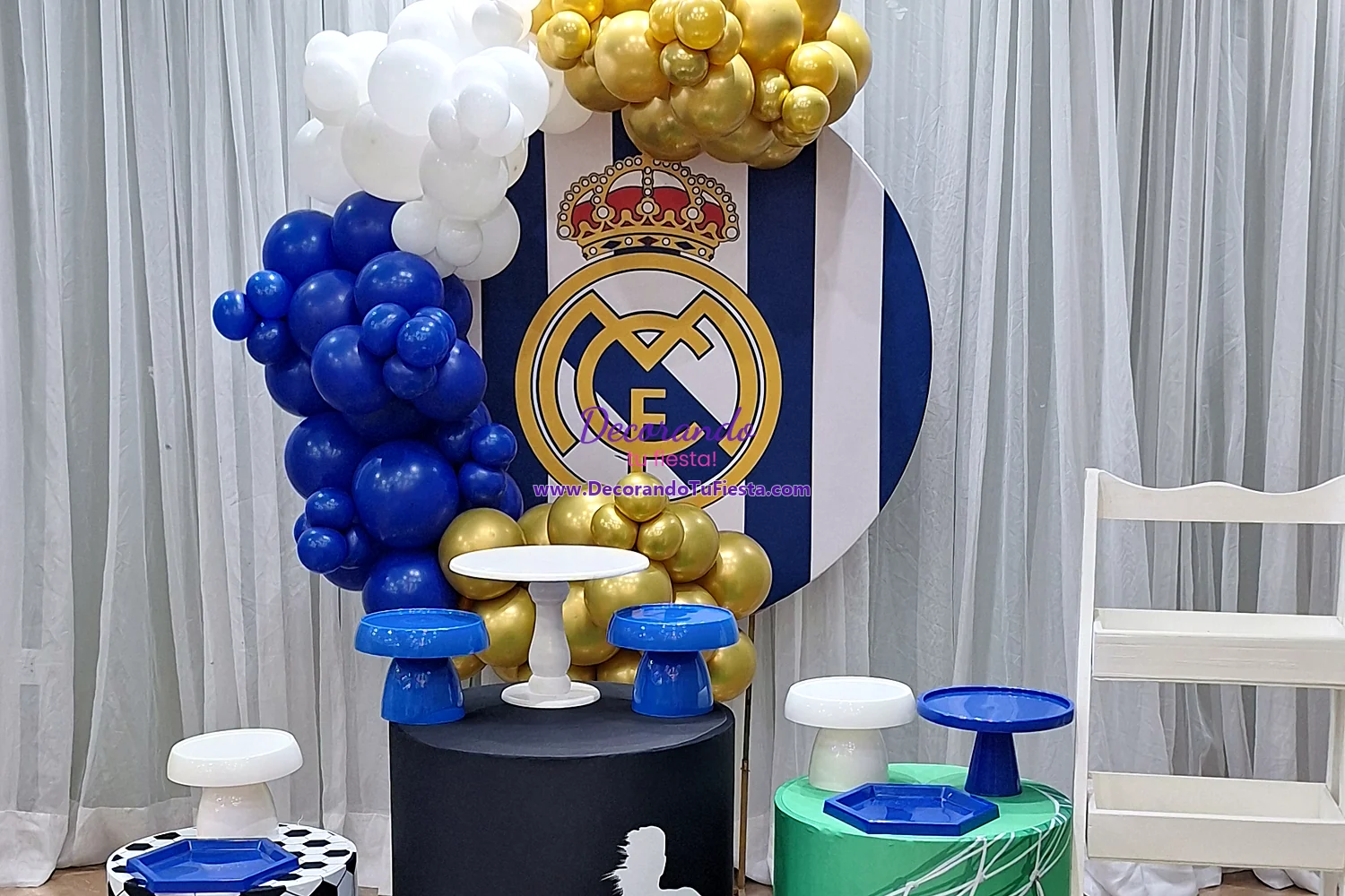 Decoración de cumpleaños del Real Madrid en azul, blanco y dorado