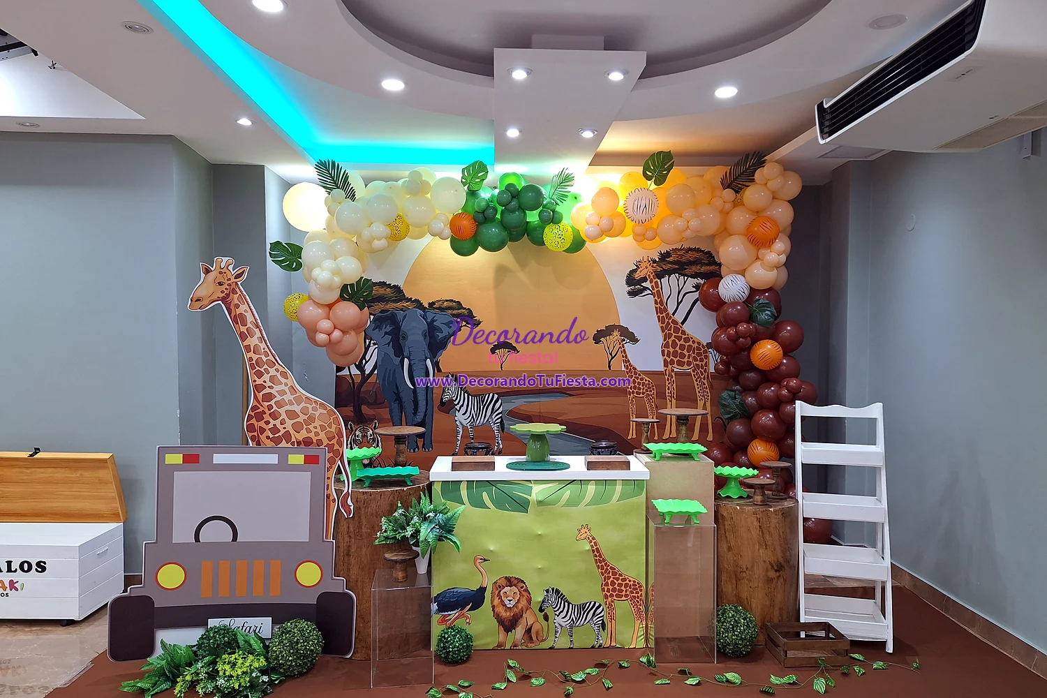 Vista principal de cumpleaños Safari con jirafa