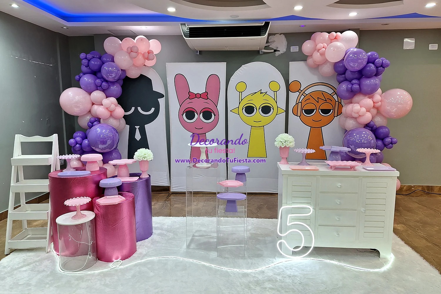 Vista principal de cumpleaños de Sprunki en rosa y violeta