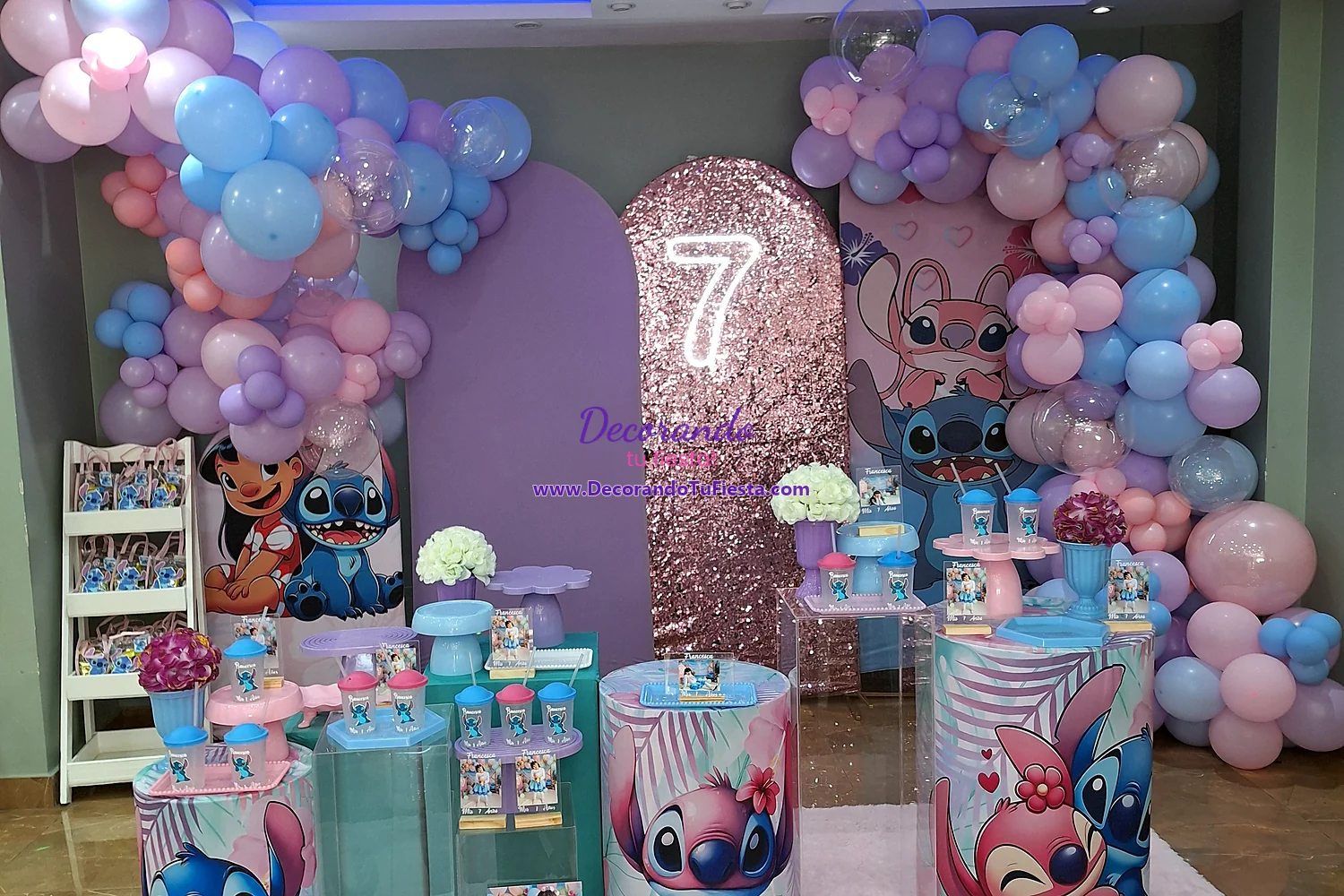 Vista principal de cumpleaños de Stitch con paneles